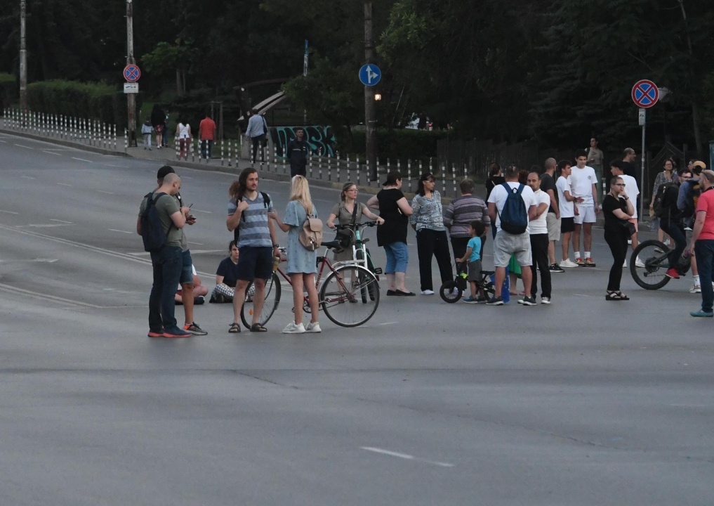 Десетки граждани се събраха да отдадат почит на мястото на катастрофата в София, при която загинаха две млади жени