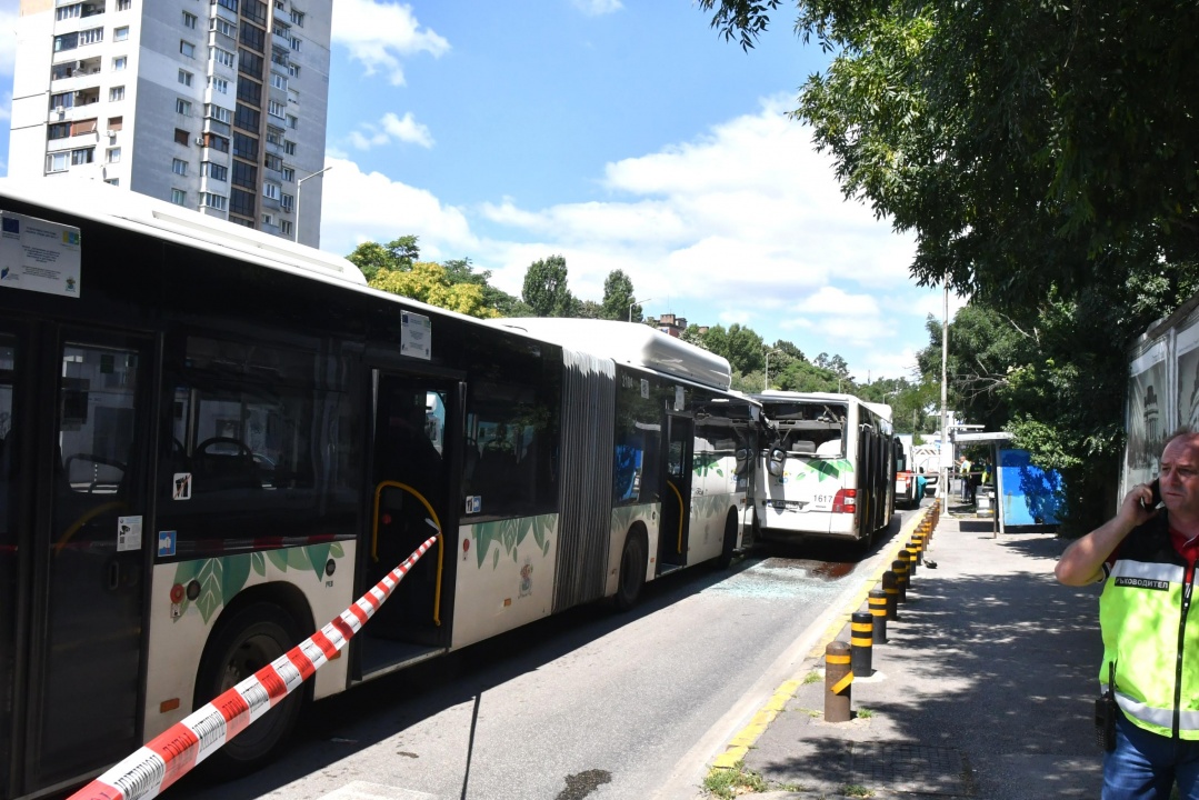 Два автобуса са се ударили в столицата, има пострадали, сред тях и дете