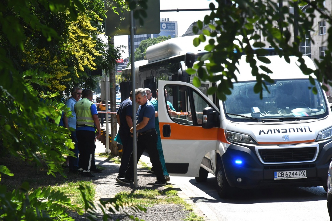 Два автобуса са се ударили в столицата, има пострадали, сред тях и дете