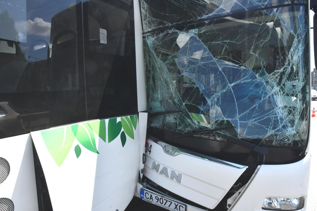 Два автобуса са се ударили в столицата, има пострадали, сред тях и дете