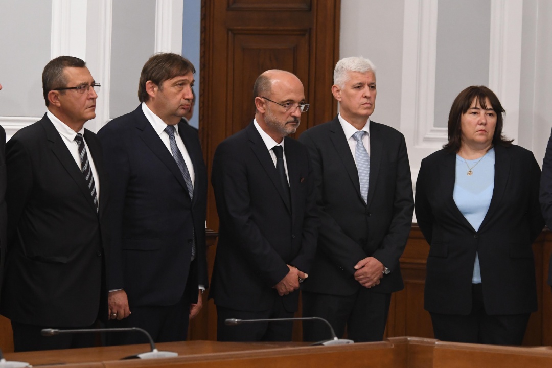 Кирил Петков предаде властта на служебния премиер Гълъб Донев