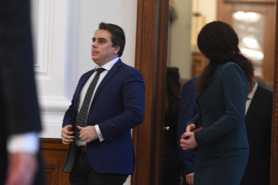 Кирил Петков предаде властта на служебния премиер Гълъб Донев