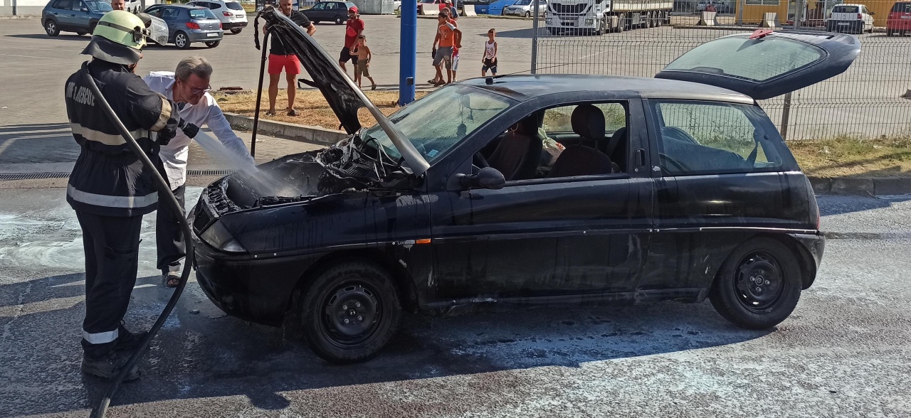 Кола се запали в движение близо до бензиностанция в Харманли