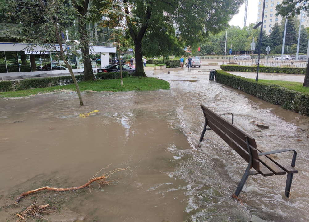 Авария на водопровод наводни кръстовището зад НДК