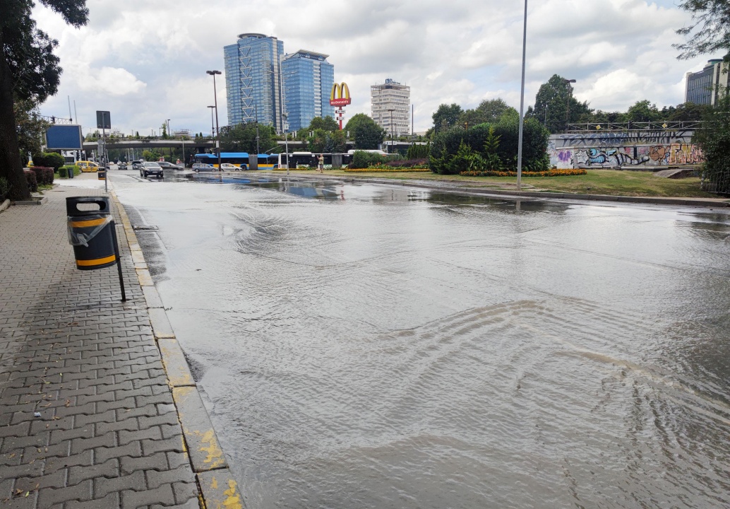 Авария на водопровод наводни кръстовището зад НДК