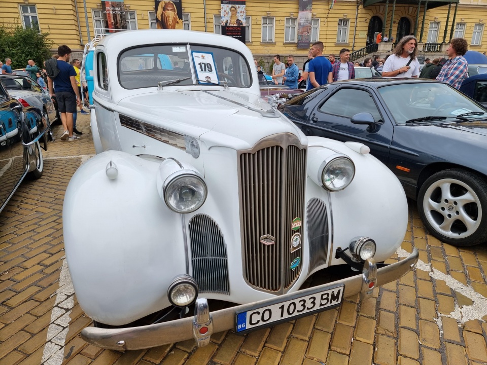 Есенен ретро автосалон за Деня на София