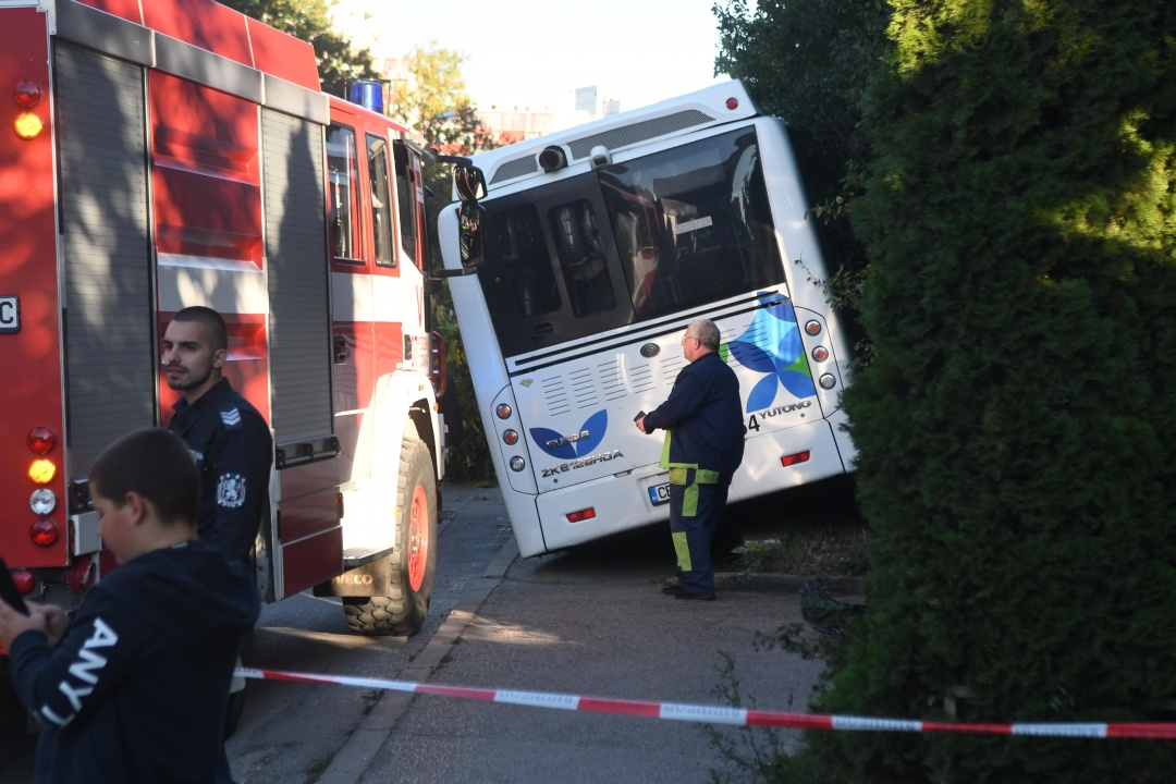 Катастрофа с автобус в София, има пострадали