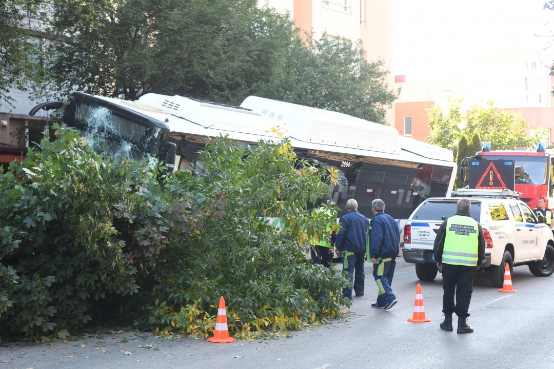 Катастрофа с автобус в София, има пострадали