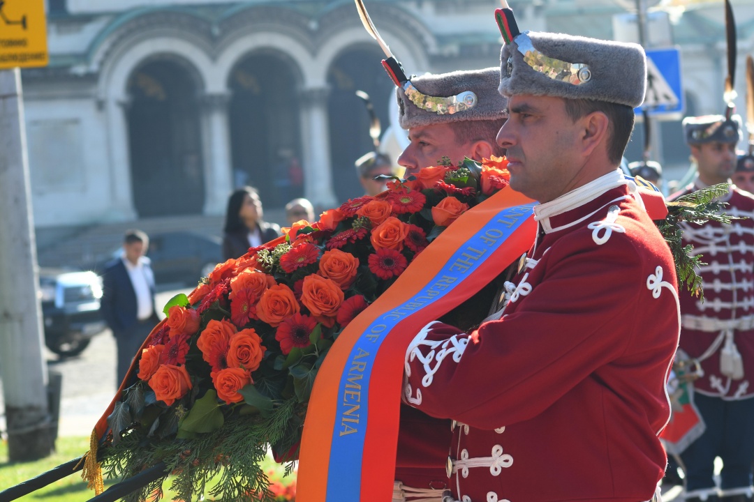 Президентът на Армения Вахагн Хачатурян поднесе венци пред паметника на Незнайния воин