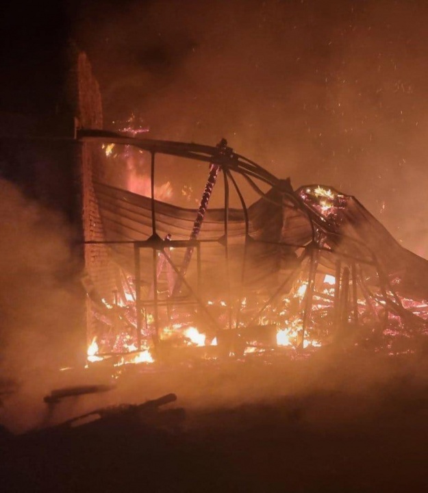 Пожар пламна в сграда за модифициране на автомобили в Бургас