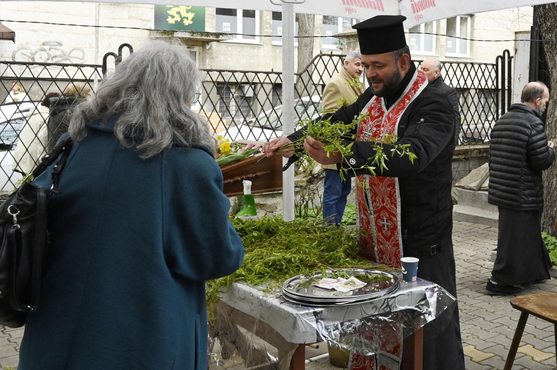 Православните християни празнуват Цветница