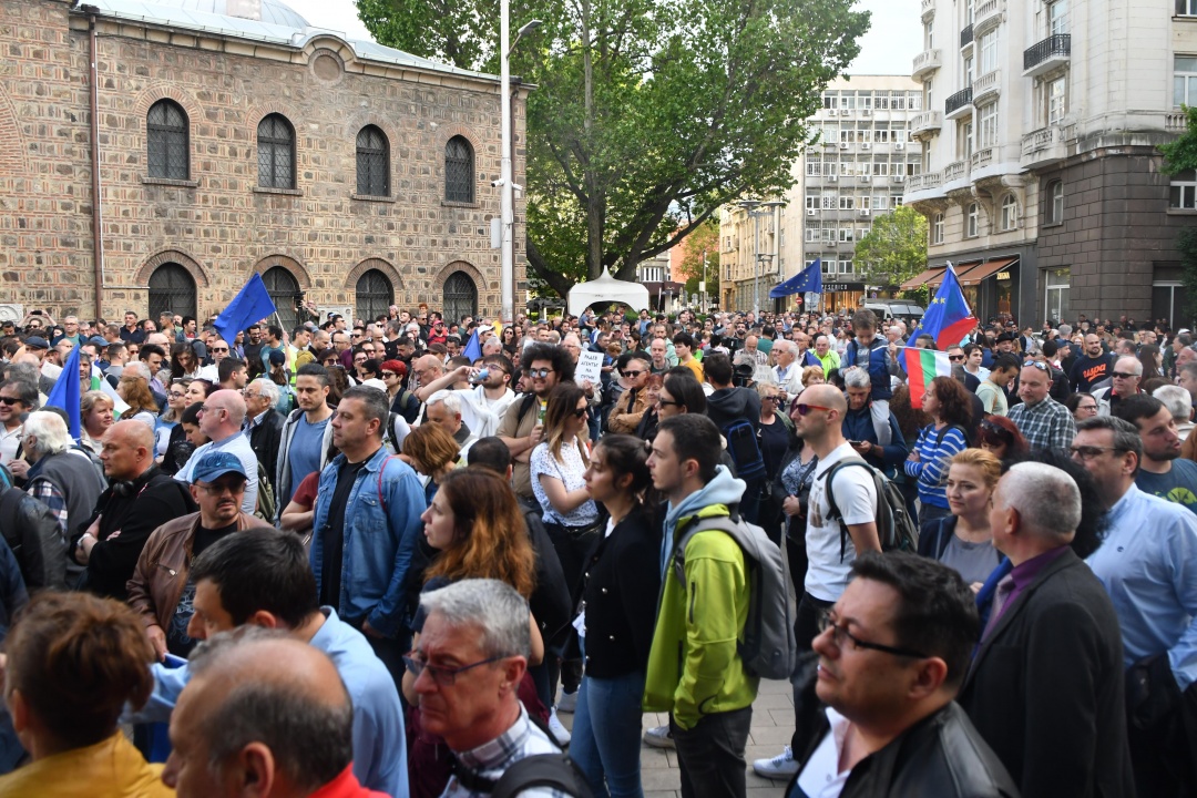Протест пред президентството скандира ''Тук не е Москва'', ''Радев е позор'' и ''Оставка''
