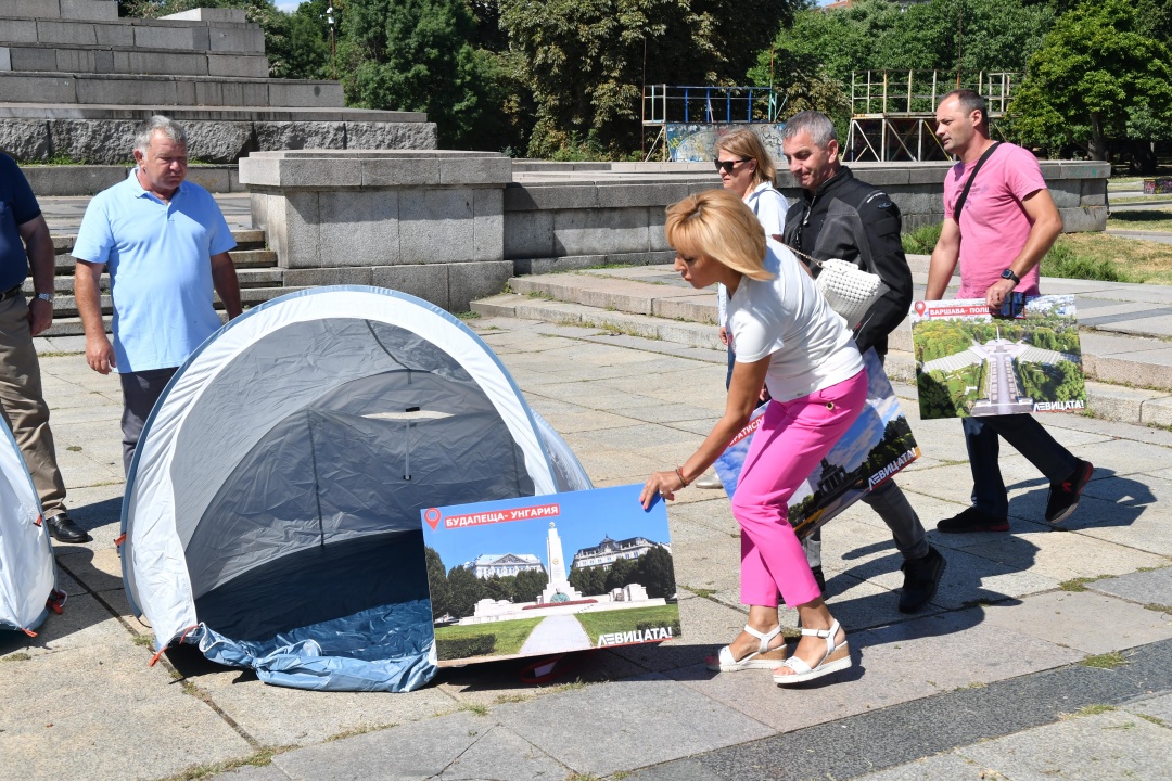 "Левицата" с палатков лагер в защита на Паметника на Съветската армия