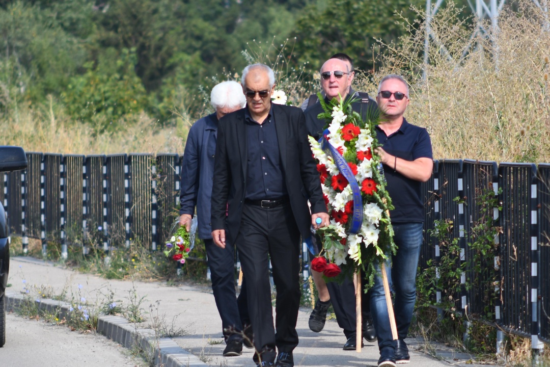 Десетки граждани се прощават с Алексей Петров