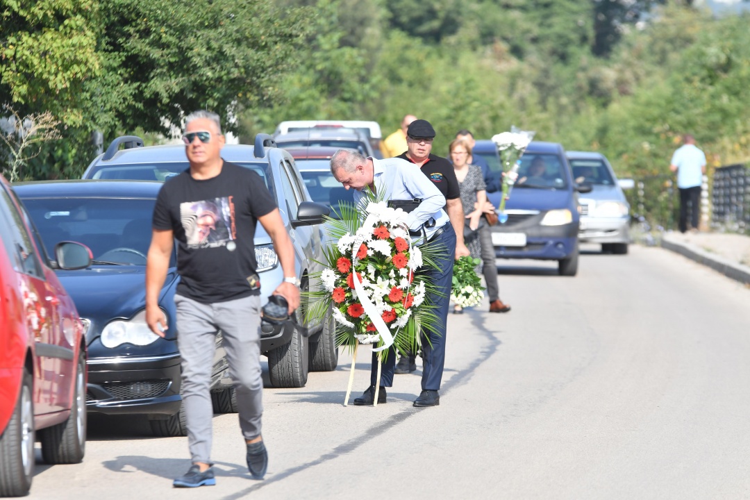 Десетки граждани се прощават с Алексей Петров