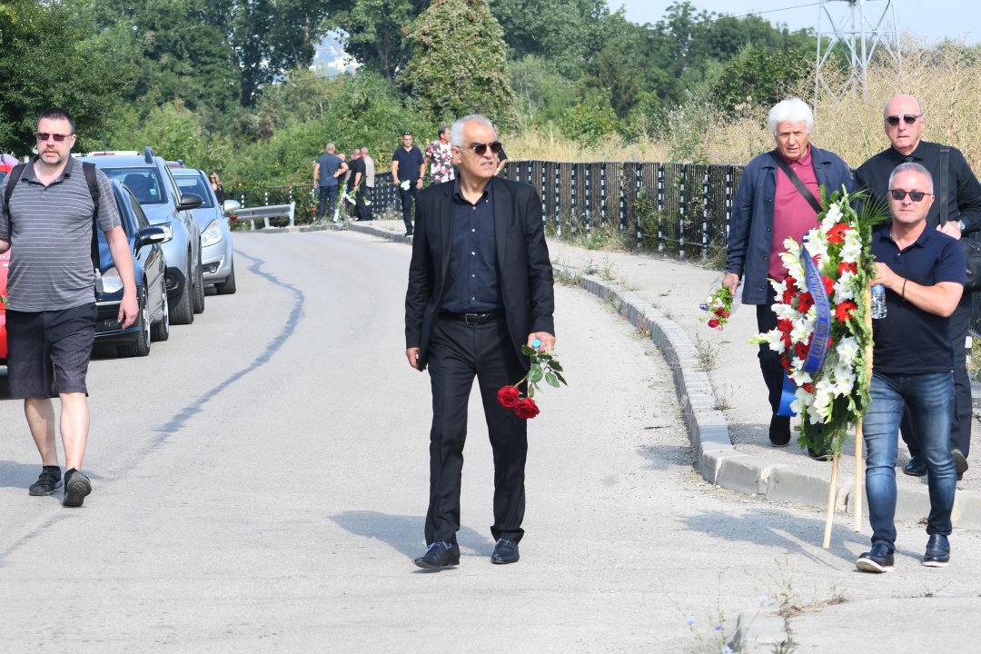 Десетки граждани се прощават с Алексей Петров