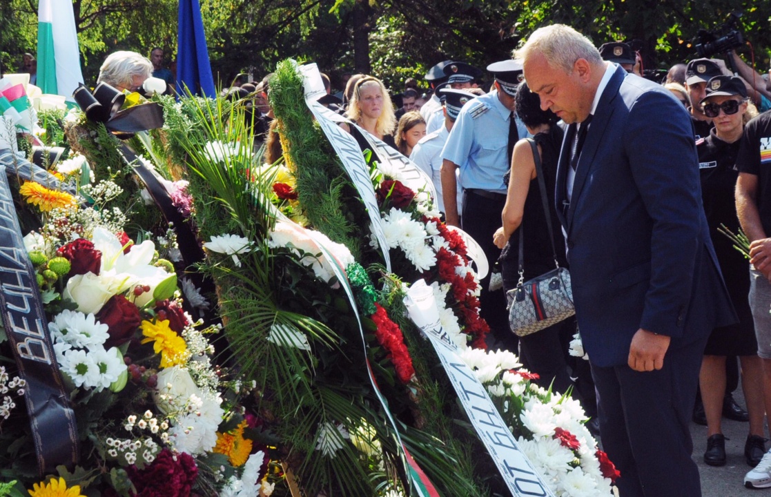 В Бургас откриха паметна плоча на полицаите, загинали при опит да спрат бус с мигранти