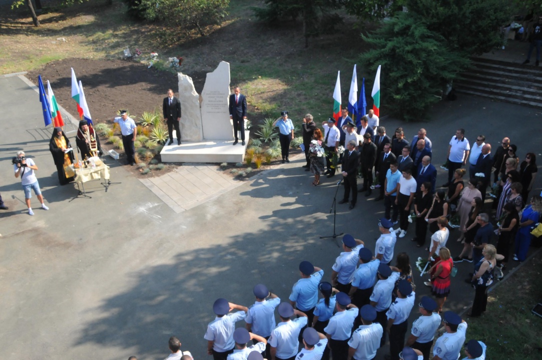 В Бургас откриха паметна плоча на полицаите, загинали при опит да спрат бус с мигранти