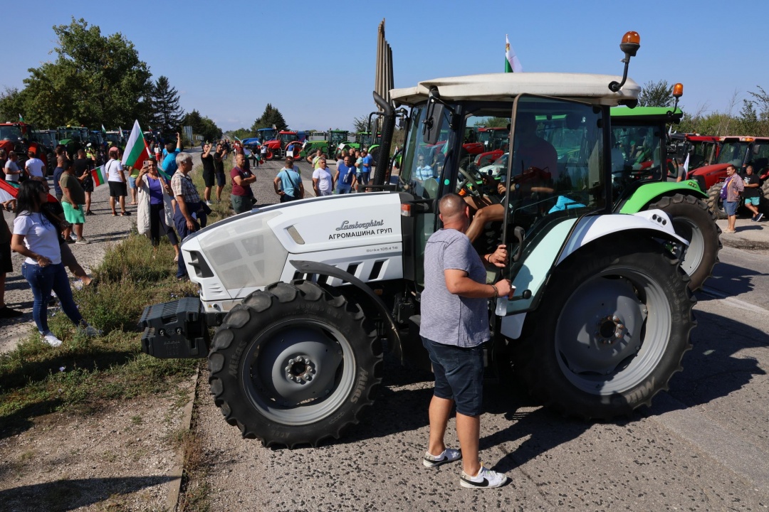 Земеделци излязоха на протест в цялата страна