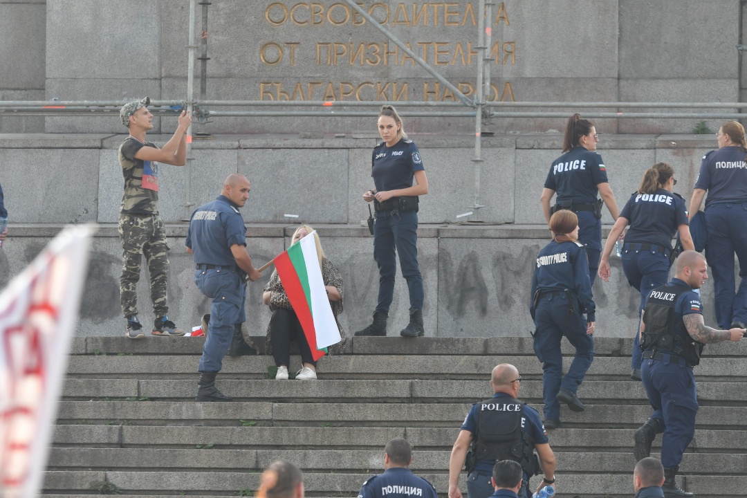Привърженици на "Възраждане" влязоха в сблъсък с полицията пред Паметника на съветската армия