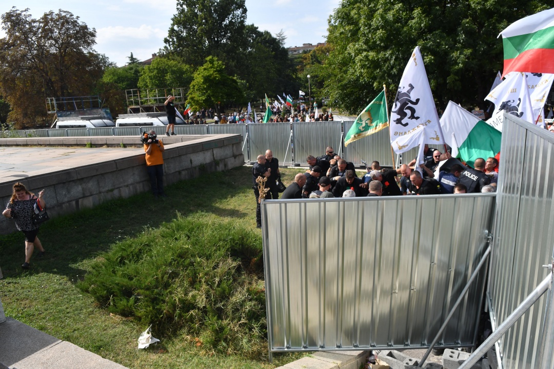 Привърженици на "Възраждане" влязоха в сблъсък с полицията пред Паметника на съветската армия