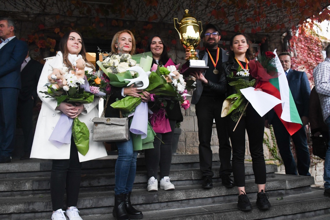България посрещна златните момичета на шахмата