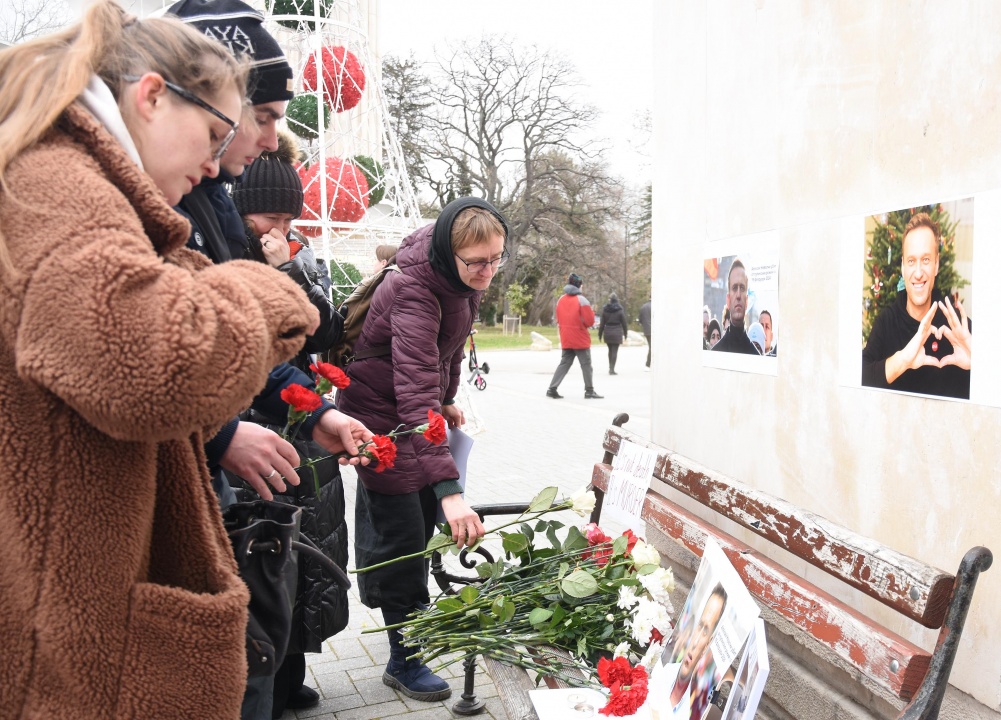 Българи, руснаци и украинци се поклониха пред паметта на Алексей Навални във Варна