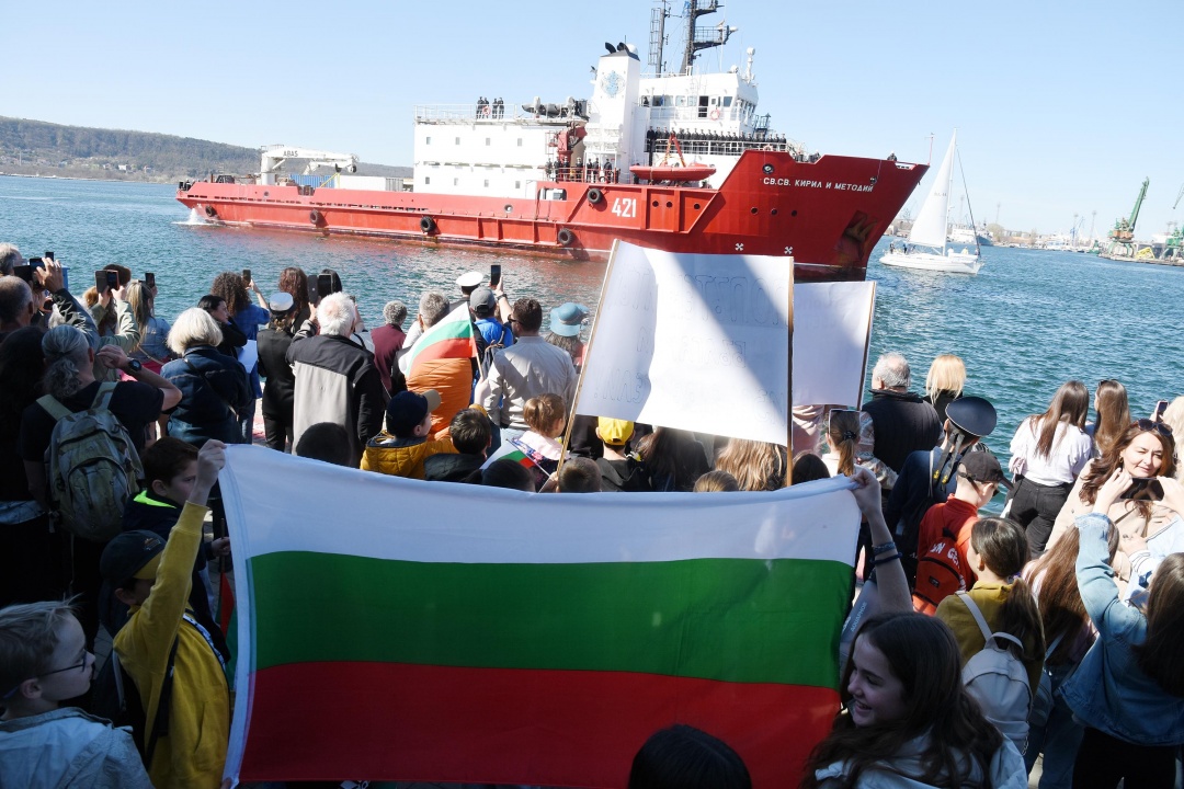 Изследователският кораб „Св. св. Кирил и Методий“ акостира във Варна