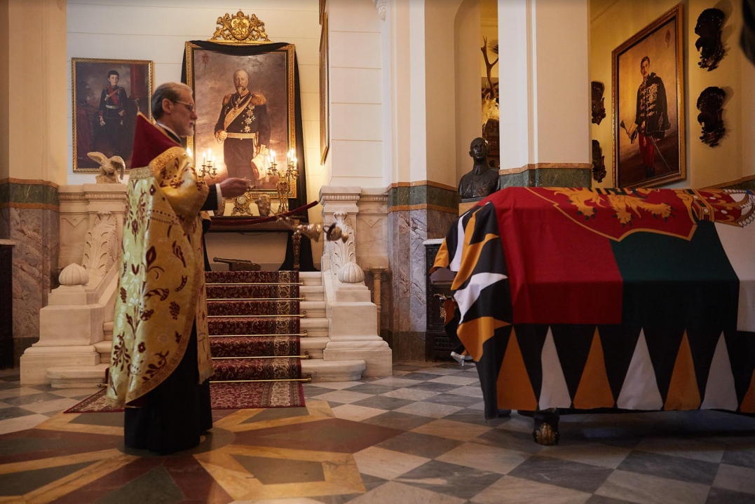 Тленните останки на цар Фердинанд бяха положени в криптата на двореца "Врана"