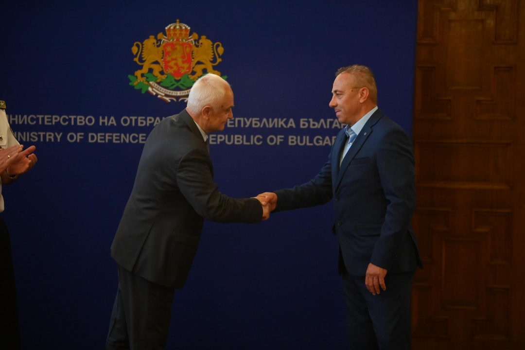 Министър и адмирал наградиха футболния треньор Илиан Илиев