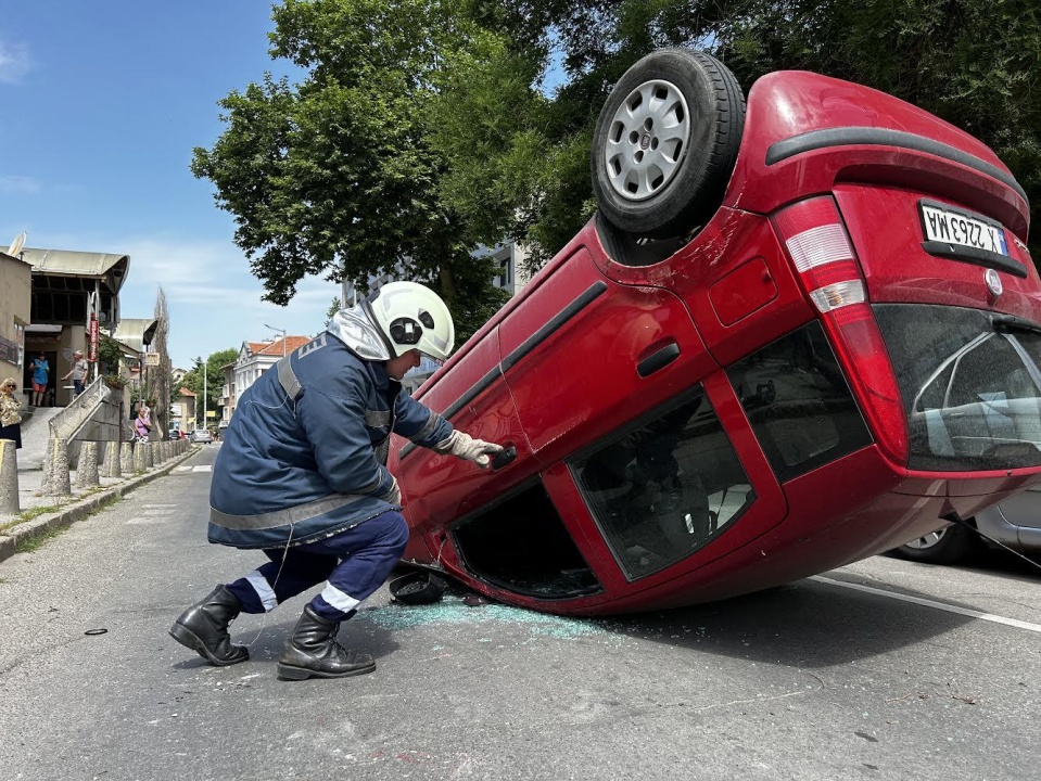 Възрастен шофьор обърна по таван колата си в Хасково