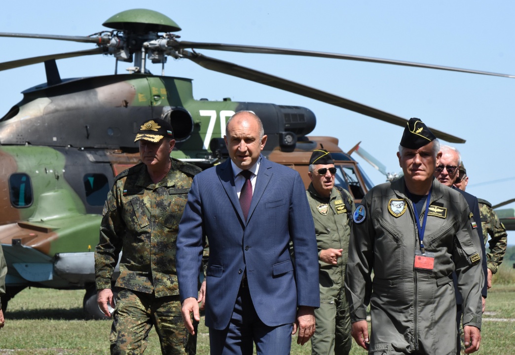Президентът Румен Радев пристигна на полигона в Шабла, за да наблюдава бойните стрелби