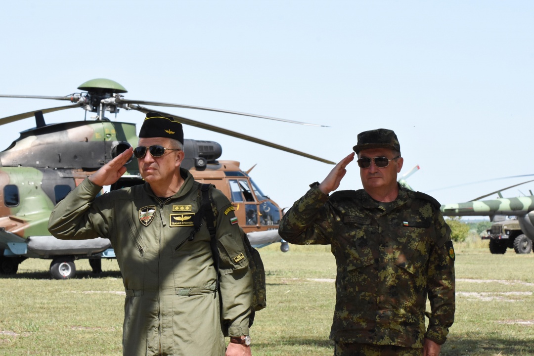 Президентът Румен Радев пристигна на полигона в Шабла, за да наблюдава бойните стрелби