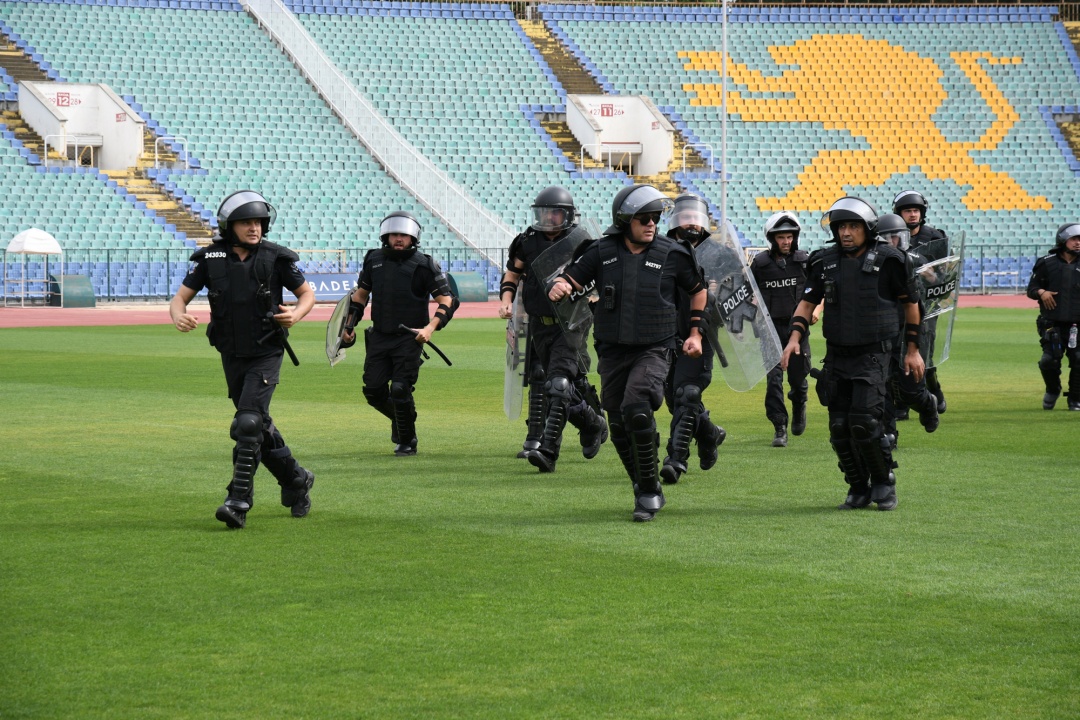 "Васил Левски" стана арена на полицейски тренировки срещу масови безредици