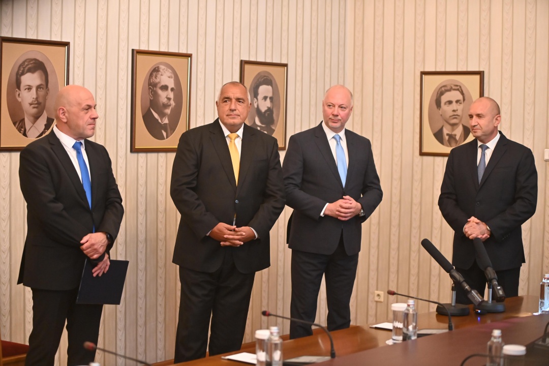 Президентът Румен Радев връчi на ГЕРБ-СДС мандат за съставяне на правителство.  Росен Желязков е кандидат за премиер