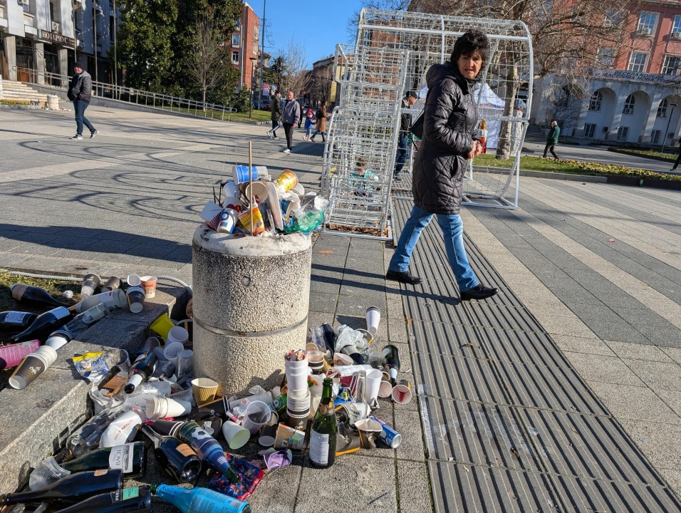 В сметище се превърна центърът на Плевен след посрещането на Нова година