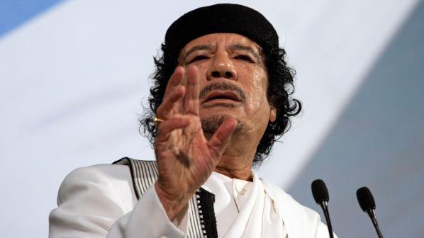 Кадафи ранен, крие се в миша дупка?