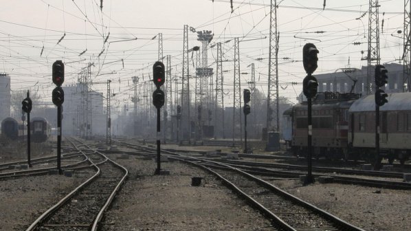 Пернишки железничари и полицай на съд, гепили релси