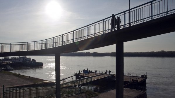 Временно не пускат коли по Дунав мост, румънците асфалтират