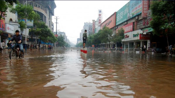 Жертвите на наводненията в Китай достигнаха 37
