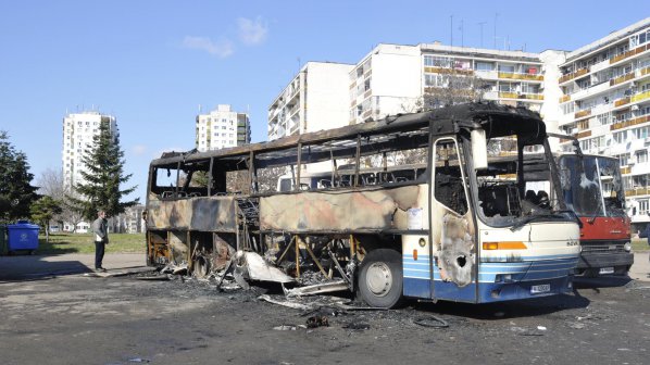 Задна лява гума на автобуса била срязана, според ДАИ