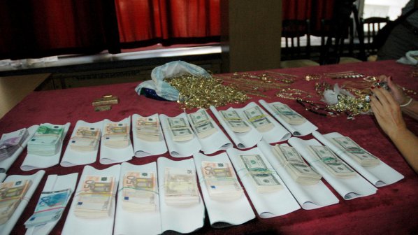 Митничари изловиха недекларирани пари и повече от 2 кг злато
