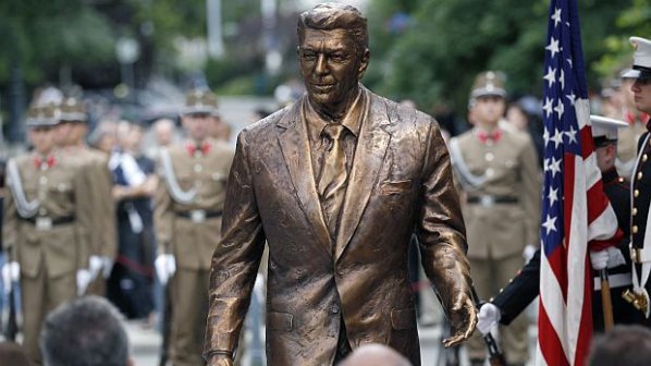 Откриха паметник на Роналд Рейгън в Будапеща