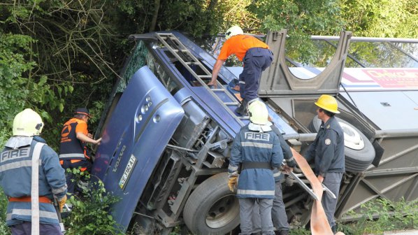 Ужас на пътя. Автобус се преобърна до Варна - 4 деца и 4 възрастни в болницата