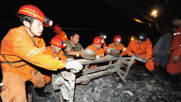 Пожар блокира 36 китайски миньори