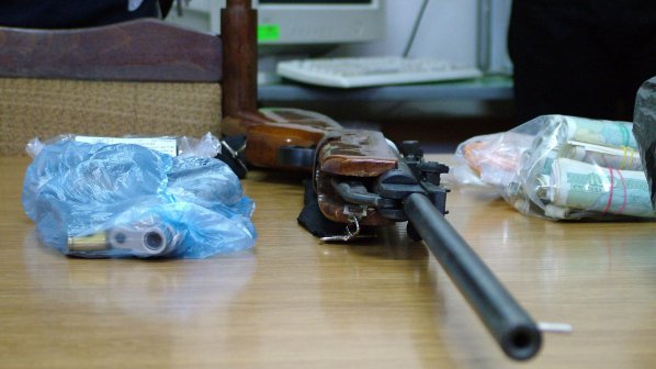 Иззеха оръжие и боеприпаси от дома на 60 - годишен