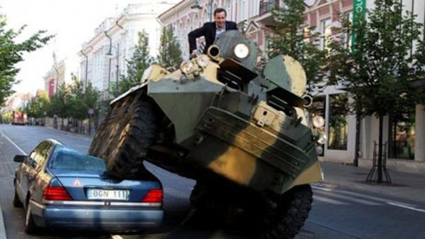 Кметът на Вилнюс размазва с БТР неправилно паркираните коли!