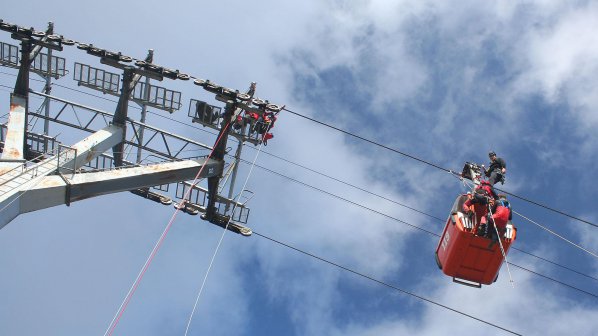 Спасяваха с хеликоптери заседнали туристи на въжена линия в Бавария