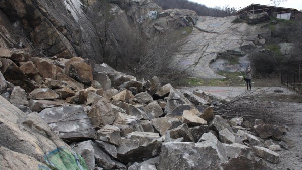 Свлачище блокира движението през Искърското дефиле