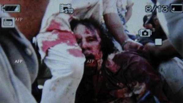 Разстреляха Муамар Кадафи. Вижте гаврата с трупа му (видео)